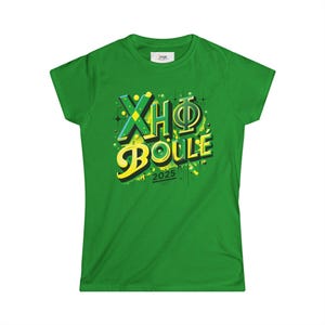 Camiseta feminina estilo softstyle da irmandade Chi Eta Phi da Green Boule 2025, camiseta gráfica slim fit, vestuário feminino para irmandade, camiseta com letras gregas