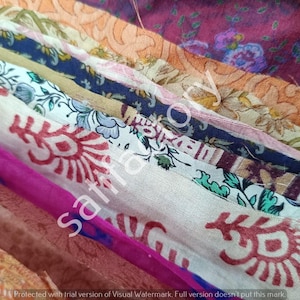 Peut inclure: Gros plan sur divers échantillons de tissu dans les tons rose, orange, bleu et crème. Les tissus présentent des motifs floraux et géométriques. L'image présente une variété de textures et de motifs, adaptés aux projets textiles.