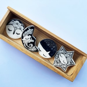 Broche de porcelana desenhado à mão