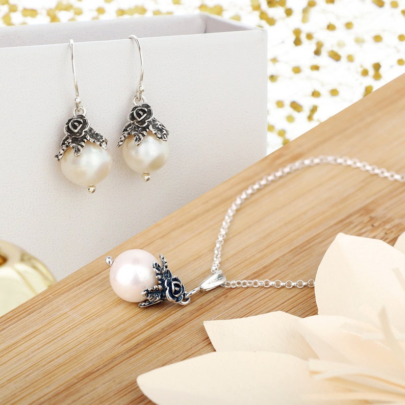 Perlenschmuck-Set aus Sterlingsilber, handgefertigte Blumenhalsketten-Ohrringe Bild 3