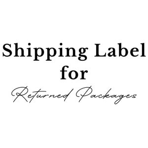 Può includere: Testo nero su sfondo bianco: "Shipping Label for Returned Packages". Il testo è in una combinazione di caratteri in grassetto e corsivo, che indica un'etichetta di reso.