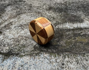 Runde Pop-Up-Magnetbox aus Holz für Schmuck, Accessoires und Geschenke - BBJP 11.5x6