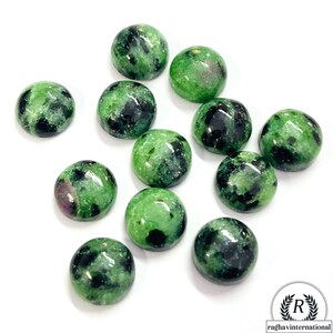 Puede incluir: Una colección de doce cabujones de piedra preciosa redondos de color verde, negro y rosa. Los cabujones son lisos y pulidos.