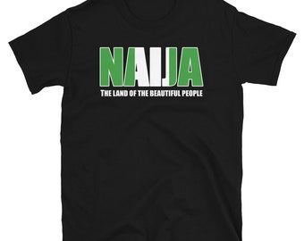 Puede incluir: Camiseta negra con la palabra "NAIJA" en letras verdes y blancas, que representa la bandera nigeriana. El texto "THE LAND OF THE BEAUTIFUL PEOPLE" está impreso debajo de la palabra.
