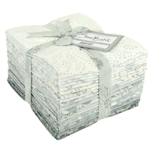 Puede incluir: Un conjunto de cuadrados de tela atados con una cinta. La tela es una mezcla de blanco y gris con un estampado de puntos. Una etiqueta que dice "Java Batik" está adjunta a la cinta.