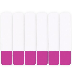Peut inclure: Six notes adh&eacute;sives rectangulaires blanches avec un bord inf&eacute;rieur rose.