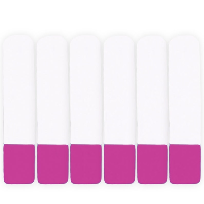 Peut inclure: Six notes adh&eacute;sives rectangulaires blanches avec un bord inf&eacute;rieur rose.