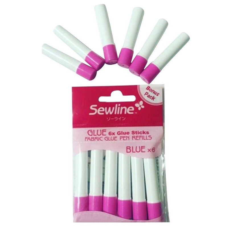 Peut inclure: Un paquet de 6 b&acirc;tonnets de colle bleus Sewline pour stylos &agrave; colle pour tissu. L'emballage est rose et blanc avec le texte "Sewline Glue 6x Glue Sticks Fabric Glue Pen Refills Blue x 6" sur le devant.