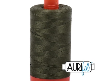 Op de afbeelding: Een cilindrische klos donker olijfgroen naaigaren met een feloranje plastic dop aan de boven- en onderkant. De merknaam AURIfil is in zwarte en blauwe letters gedrukt op een wit rechthoekig label aan de zijkant van de klos.