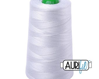Può includere: Una grande rocca di filo da cucito bianco avvolto con un motivo a incrocio. La rocca presenta un tappo superiore in plastica verde brillante con il marchio Auri fil stampato in bianco. Il logo Auri fil è visibile anche nell'angolo in basso a destra.