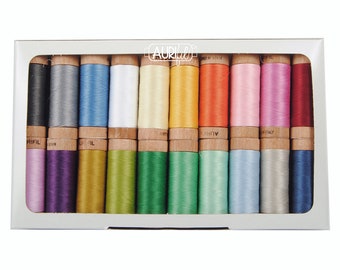 Op de afbeelding: Een doos met 24 spoelen Aurifil garen in verschillende kleuren, waaronder zwart, grijs, blauw, wit, geel, oranje, roze, rood, paars, groen en bruin. De spoelen zijn gerangschikt in twee rijen van 12, en de doos is wit met het Aurifil logo op de voorkant.