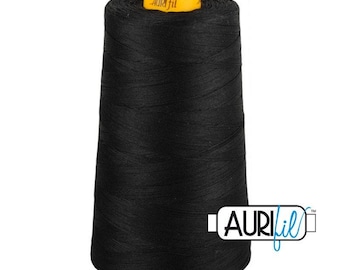 Può includere: Un grande cono di filo per cucire nero con un tappo superiore in plastica gialla. Il marchio Auri fil è stampato sul tappo giallo e appare anche in un logo rettangolare bianco con testo blu e nero in basso a destra nell'immagine.