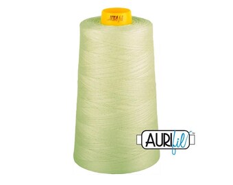 Può includere: Una grande rocca di filo da cucito verde chiaro di forma cilindrica. La parte superiore presenta un tappo in plastica giallo brillante con il testo nero Auri fil stampato sopra. È visibile un logo rettangolare bianco con il testo Auri fil.