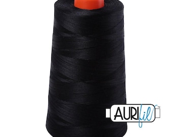 Può includere: Un grande cono di filo per cucire nero con una consistenza liscia e uniforme avvolto strettamente attorno a un nucleo centrale. La parte superiore del cono presenta un tappo in plastica arancione brillante. Il logo bianco Aurifil è visibile in basso.