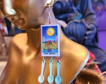 Pendientes de cucharas con la carta del Tarot de la Luna