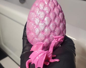 Bombas de baño totalmente naturales para niños con premio. Bombas de baño con forma de huevo de dragón rosa, elaboradas con ingredientes 100% naturales, limpios y orgánicos, sin colorantes.