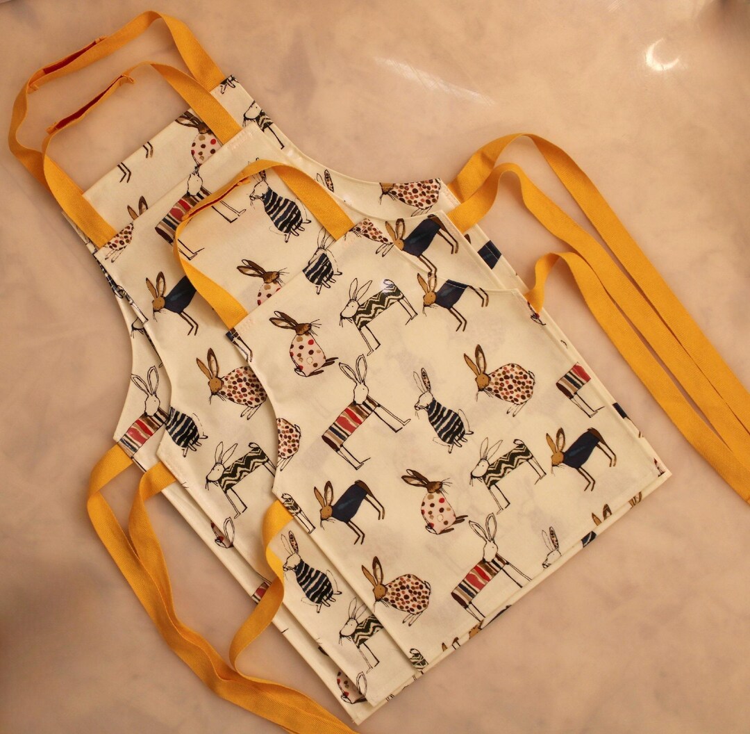 Rabbits Childs Kids Oilcloth PVC Adjustable Velcro Neck Wipe Clean ...