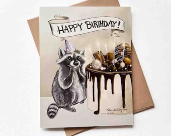 Puede incluir: Una tarjeta de cumpleaños con un mapache que lleva un gorro de fiesta y mira un pastel de chocolate con velas. La tarjeta tiene el texto "Happy Birthday!"