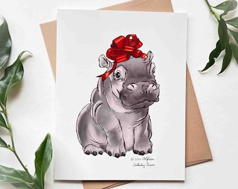 Puede incluir: Una tarjeta de felicitación con un hipopótamo gris con un lazo rojo en la cabeza. El hipopótamo está sentado y mirando hacia adelante. La tarjeta está sobre un sobre marrón. La firma del artista y el año 2020 están en la esquina inferior derecha.