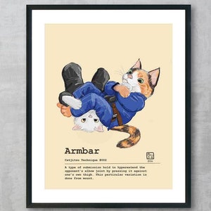 Puede incluir: Impresión artística enmarcada con una ilustración de dibujos animados de dos gatos en una posición de jiu-jitsu. Un gato, con un gi azul, aplica una llave de brazo al otro. El texto "Armbar" y una descripción están debajo.