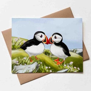 Carte de voeux de deux macareux | Anniversaire | Modèle n°080 | Taille A2 | 4,25 x 5,25 pouces plié | Carte de correspondance vierge