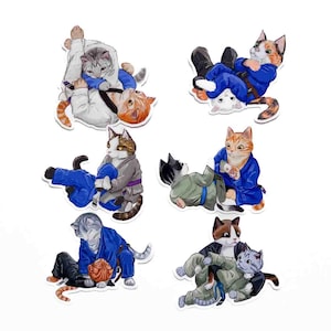 Puede incluir: Seis pegatinas de gatos coloridos en diferentes poses, todos vestidos con uniformes de artes marciales azules y blancos. Los gatos están en diferentes poses, incluyendo una llave de estrangulamiento, una llave de pierna y una posición de guardia de pie. Las pegatinas son perfectas para agregar un toque de humor y fantasía a cualquier superficie.