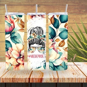 Peut inclure: Trois gobelets en acier inoxydable avec un motif floral. Le gobelet du milieu présente une illustration en noir et blanc d'une femme avec un chignon désordonné et des lunettes de soleil. Le texte "#VIEDEPPROF" est imprimé sous l'illustration.