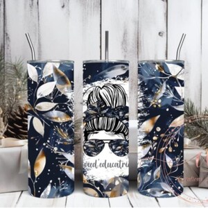 Puede incluir: Tres vasos de acero inoxidable con pajitas. Dos vasos presentan un diseño floral azul marino con hojas doradas y blancas. El vaso central tiene un gráfico en blanco y negro de una mujer con gafas de sol y el texto "tired educator".