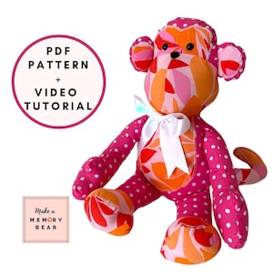 Puede incluir: Un mono de peluche rosa y naranja con lunares blancos y un lazo blanco. El juguete está sentado sobre un fondo blanco. El texto "PDF PATTERN + VIDEO TUTORIAL" está en un círculo sobre el juguete. El texto "Make a MEMORY BEAR" está en un cuadrado debajo del juguete.