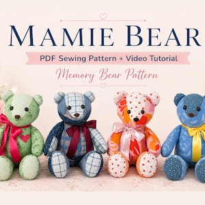 Op de afbeelding: Vier handgemaakte teddyberen in verschillende kleuren en patronen, waaronder groen, blauw en oranje, elk met een strik. De afbeelding bevat de tekst "MAMIE BEAR" en "Memory Bear Pattern".