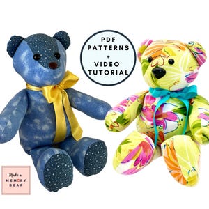 Op de afbeelding: Twee handgemaakte teddyberen, een blauwe met een geel lint en een gele met een turquoise lint. De tekst "PDF PATTERNS + VIDEO TUTORIAL" staat in een cirkel boven de beren. De tekst "Make a MEMORY BEAR" staat onder de beren.