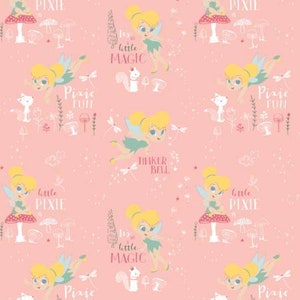 Może przedstawiać: Różowe tło z powtarzającym się wzorem przedstawiającym wróżki Tinkerbell, wiewiórki, grzyby i kwiaty. Tekst "Pixie Fun", "Tinker Bell" i "It's all little magic" powtarza się w całym wzorze.