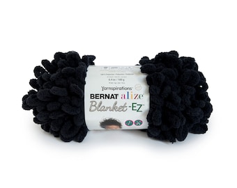 Puede incluir: Un ovillo de hilo Bernat Alize Blanket-EZ negro con una etiqueta que dice "Yarn Inspirations Bernat Alize Blanket-EZ 6.4 oz / 180 g 134 yds / 123 m 100% Polyester / Polyester / Polyester / Poliester"