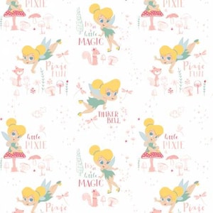 Könnte beinhalten: Ein weißer Hintergrund mit einem sich wiederholenden Muster aus Tinkerbell-Feen, Blumen und dem Text "Little Pixie", "Pixie Fun", "Tinker Bell" und "It's a little magic".