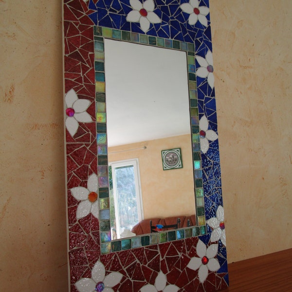 Miroir rectangulaire en mosaïque bleu et rouge foncé avec fleurs blanches