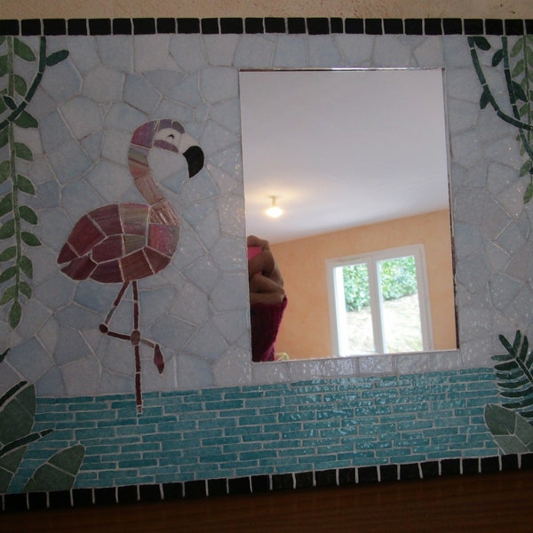 Miroir mural avec attache en mosaique représentant un flamant rose