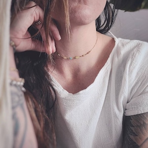 Minimalistischer Choker aus echtem Türkis & gehämmertem Messing
