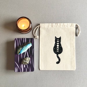 Cosmic Cat draagtas met trekkoord voor tarotkaarten, kristallen en heksendingen - wit zakje met zwart ontwerp
