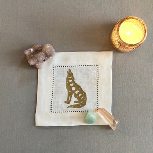 Mini mantel de altar de Lobo Cósmico para cristales, tarot, rituales, meditación y espacio sagrado - Marfil