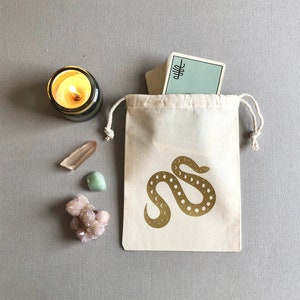 Cosmic Snake Kordelzug Beutel für Tarotkarten, Kristalle, Witchy Things - Weißer Beutel mit Golddesign