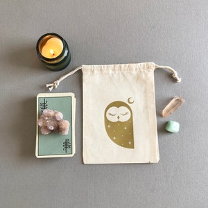 Sac de poche à cordon Cosmic Owl pour cartes de tarot, cristaux, choses de sorcière - Pochette blanche avec design doré