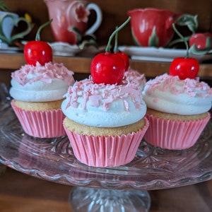 Fake cupcakes/faux cupcakes/artificial cupcakes/faux cake/fake food/artificial food/photo props/homestaging/Valentine&#39;s Day/pink cupcakes