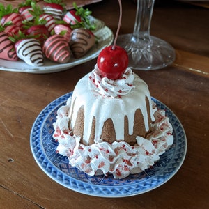 Fake cake/faux cake/artificial cake/fake food/artificial food/photo props/fake bake/homestaging/mini cake/display cake/prop cake/