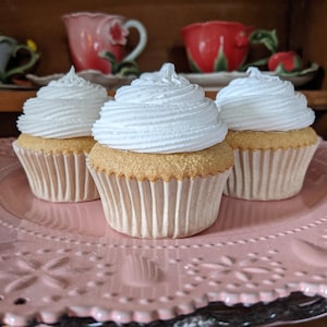 Fake cupcakes/faux cupcakes/artificial cupcakes/fake bake/fake cake/photo props/prop cake/fake food/plain cupcakes/white cupcakes/