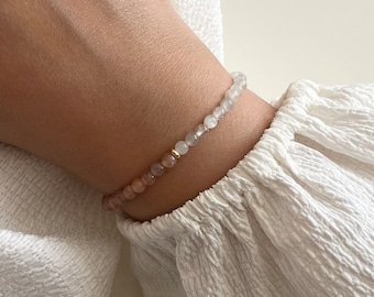 Bracelet délicat en pierres de lune et pierres de soleil de 4 mm avec entretoise en or ou en plaqué or rose. Nœud coulissant réglable ou bracelet extensible