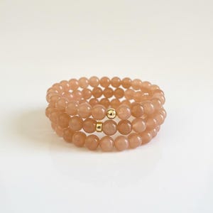 Bracciale elastico in oro massiccio 14 carati e pietra del sole naturale, cristallo di qualità AA, bracciale delicato da indossare sopra altri bracciali.