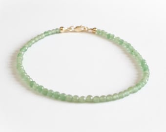 Tobillera ajustable de aventurina verde natural, joyería minimalista y delicada.