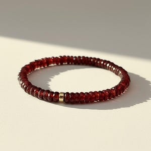 Bracelet extensible Heishi facetté grenat du Mozambique rouge naturel avec or
