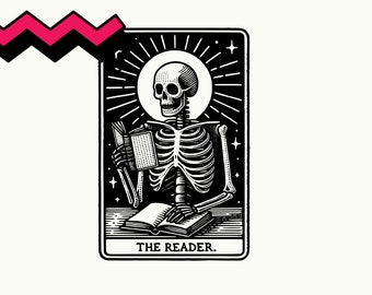 Può includere: Illustrazione in bianco e nero di uno scheletro che legge un libro. Lo scheletro è seduto in un alone di luce con stelle sullo sfondo. La carta recita "THE READER."