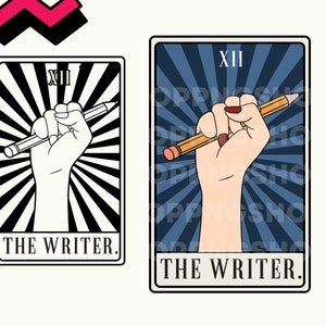 Peut inclure: Une illustration en noir et blanc d'une carte de tarot avec un poing levé tenant un crayon. La carte est intitulée "XII THE WRITER."